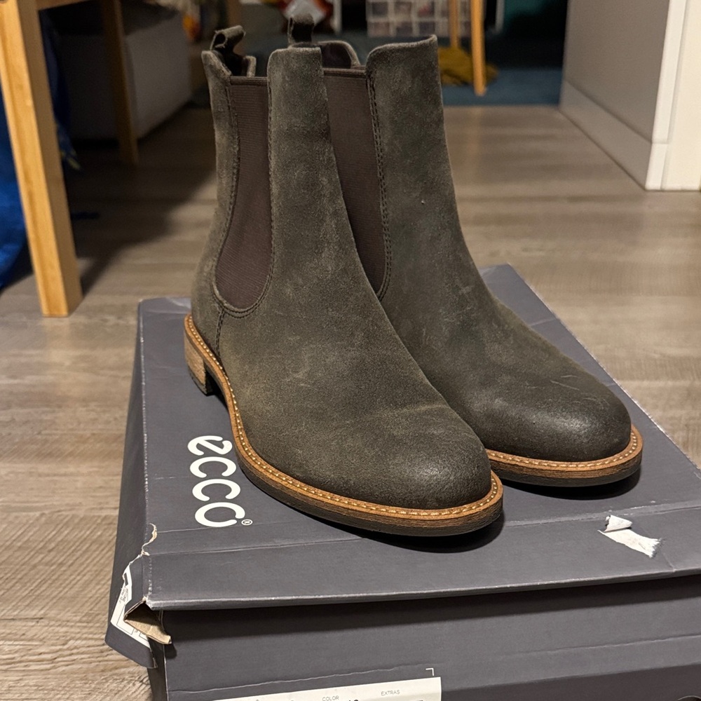 NWT Ecco Women's suede leather Chelsea Boots - dark olive